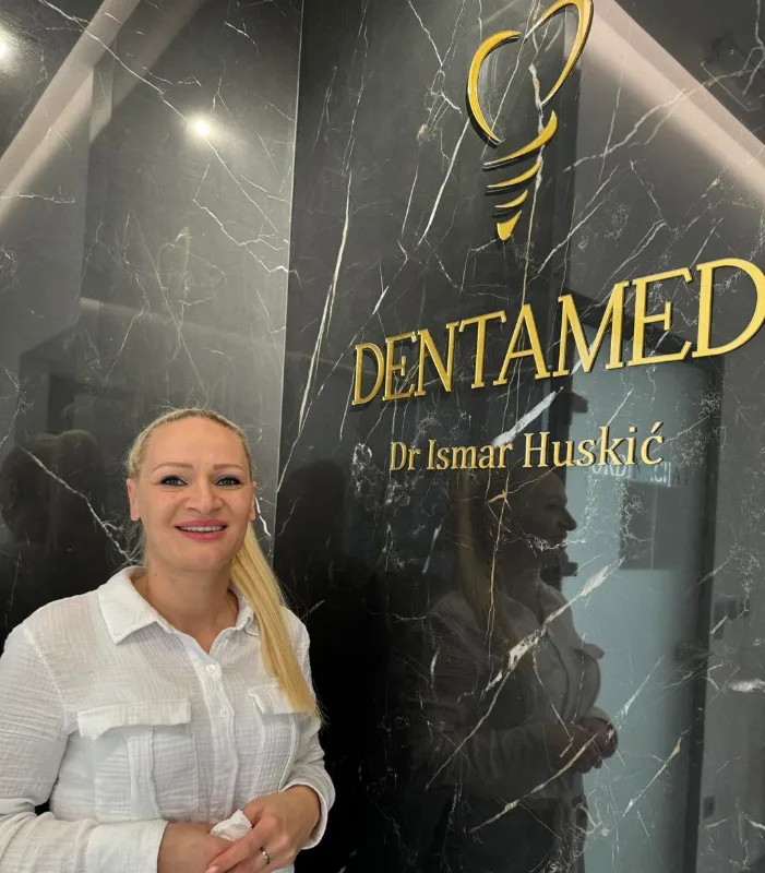 Zid sa znakom DentaMed u prostoru ordinacije